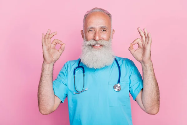 退休男儿科医生的照片制作还好的标志广告高质量的诊所服务隔离在彩色背景下 — 图库照片