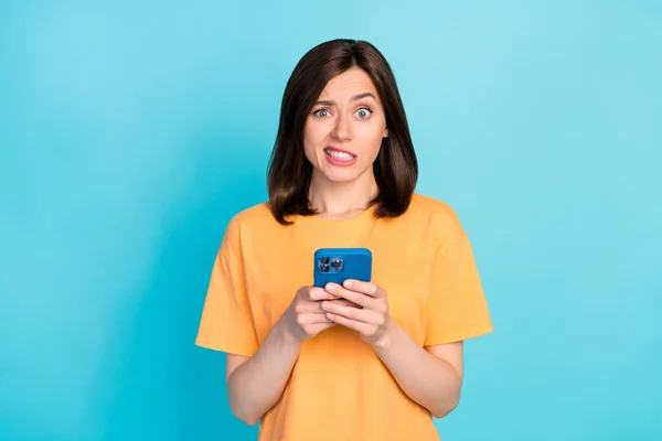 満足できない人の笑顔の歯の肖像は青の色の背景に隔離された使用電話を保持 — ストック写真