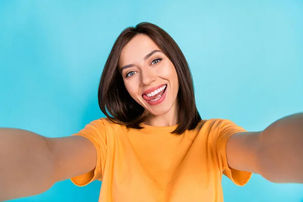 Muotokuva Iloinen Positiivinen Henkilö Ottaa Selfie Kielen Nuolla Hampaita Säteily — kuvapankkivalokuva