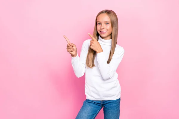 Zdjęcie Pozytywnej Dziewczyny Zadowolony Nowy Biały Jakości Modny Sweter Dwa — Zdjęcie stockowe