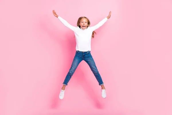 フル長いです肖像画のエネルギッシュな喜びの女の子ジャンプ手孤立上のピンク色背景 — ストック写真