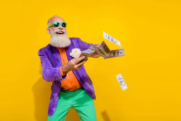 Fotografie Bláznivý Důchodce Hodit Vzduchu Milion Usd Loterijní Jackpot Izolované — Stock fotografie
