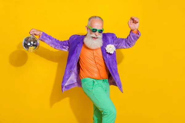 Neşeli Yaşlı Insan Portresi Parlayan Disko Topu Sarı Arka Planda — Stok fotoğraf