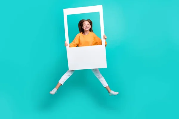 Turuncu Kapüşonlu Tatlı Bir Kızın Uzun Boylu Fotoğrafı Elinde Kağıt — Stok fotoğraf