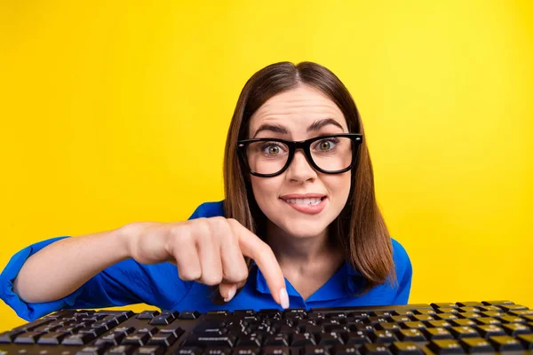若いストレス神経魅力的なかわいいクレイジービジネス女性プログラマーのOops指ポイントキーボード黄色の色の背景に隔離 ストックフォト