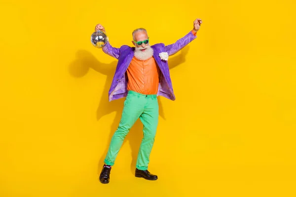 Havalı Hoş Bir Adamın Mor Kadife Ceket Giyip Diskotek Topunun — Stok fotoğraf