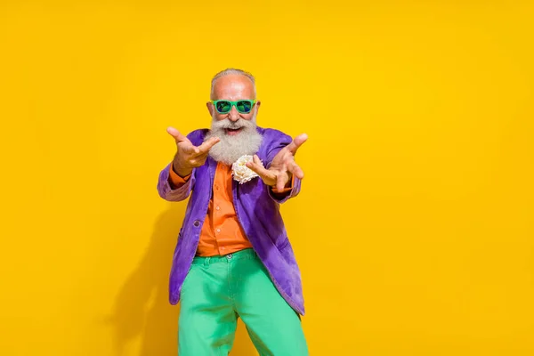 Neşeli Neşeli Emeklilerin Fotoğrafı Şık Kıyafetler Giyin Sizi Sarı Arka — Stok fotoğraf