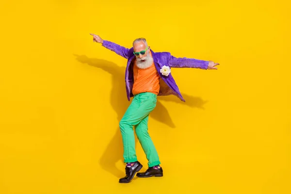 Full Length Photo Overjoyed Retired Man Meloman Wear Trendy Colorful — Φωτογραφία Αρχείου