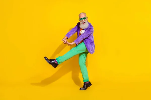 Фотографія Повної Довжини Чарівного Позитивного Чоловіка Носить Фіолетовий Оксамитовий Піджак — стокове фото
