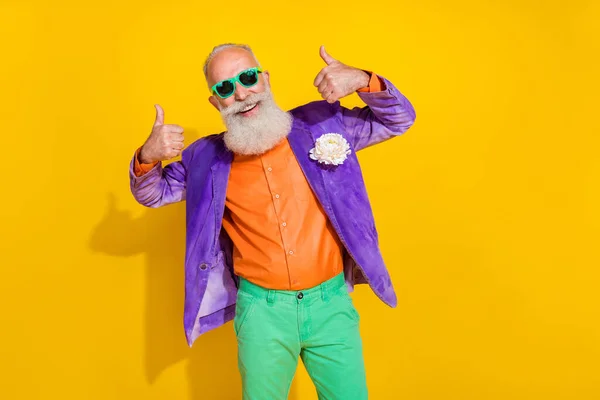 Φωτογραφία Από Χαρούμενα Funky Συνταξιούχος Κομψό Άνδρα Ντυμένος Βελούδινη Βιολετί — Φωτογραφία Αρχείου