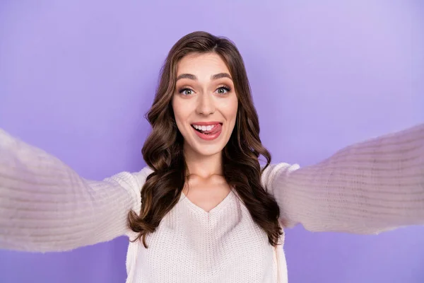 클로즈업 Selfie Closeup 귀여운 보라색 배경에 고립된 과시시덕거리는 비디오 녹화에 — 스톡 사진