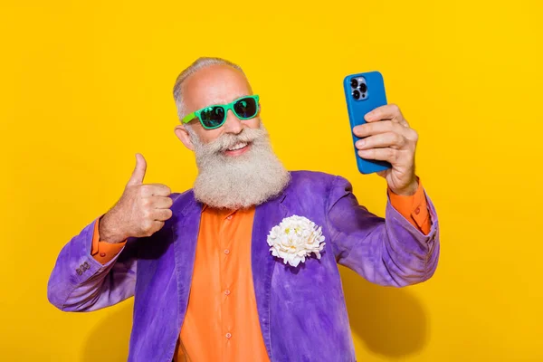 Foto Pensionato Nonno Fidanzato Fare Selfie Sul Cellulare Mostra Pollice — Foto Stock
