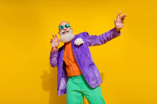 Hoş Büyükbabanın Fotoğrafı Eğlenmene Bak Havalı Takım Elbiseler Giy Sarı — Stok fotoğraf