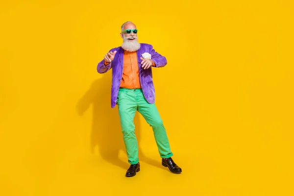 Çekici Dedemin Tam Vücut Fotoğrafı Eğlenceler Disko Ritim Kıyafetleri Sarı — Stok fotoğraf