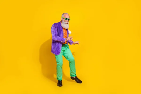 Çekici Büyükbabanın Havalı Hipster Dans Partisinin Sarı Arka Planda Izole — Stok fotoğraf
