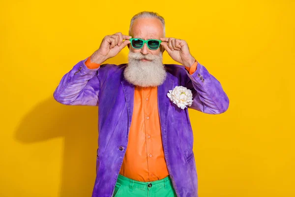 Kendine Güvenen Adamının Parlak Renkli Giysiler Içindeki Fotoğrafı Elleri Sarı — Stok fotoğraf