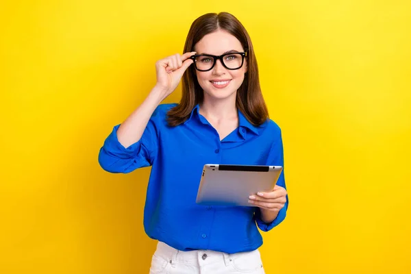 若い経験豊富な女性のアシスタント女性の写真ホールドラップトップタッチ彼女のメガネは黄色の背景に隔離されたより有用な情報を閲覧 — ストック写真
