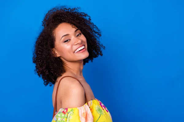 Göz Kamaştırıcı Güzel Insanın Profil Portresi Işıltılı Gülümseme Mavi Arka — Stok fotoğraf