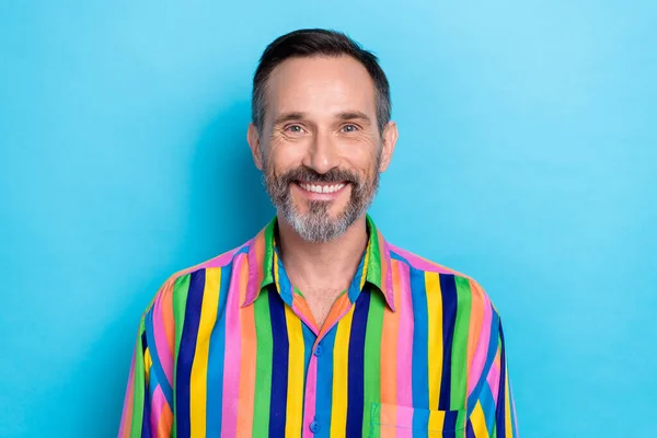 Primer Plano Retrato Madura Sonrisa Radiante Hombre Usar Camisa Rayas —  Fotos de Stock