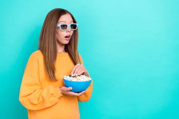 Photo Young Girl Teen Age Hold Popcorn Eat Snacks Junk — Stock Photo, Image