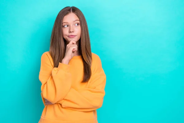 写真の若い自信のある女子高生タッチ顎を探してモックアップ不確定な選択言語コースオンライン広告隔離されたアクアマリン色の背景 — ストック写真
