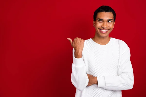 Foto Jovem Sonhador Engraçado Sorrindo Homem Desgaste Branco Pulôver Dedo — Fotografia de Stock