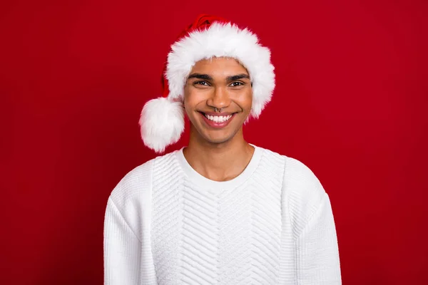 Portraitfoto Von Jungen Zufriedenen Zahmen Strahlenden Lächelnden Kerl Weihnachtsmann Helfermütze — Stockfoto