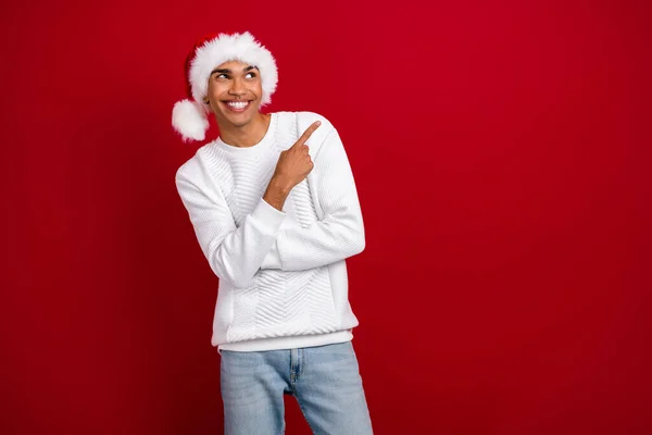 Foto Von Jungen Lächelnden Positiven Mann Tragen Weihnachtsmann Kopfbedeckung Finger — Stockfoto