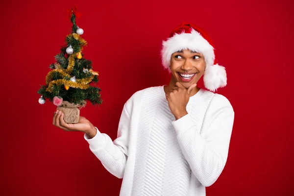 Foto Von Jungen Weihnachtsmann Kerl Tragen Weißen Pullover Berühren Kinn — Stockfoto
