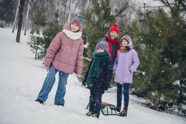 Neşeli Neşeli Küçük Bir Çocuğun Fotoğrafı Kocasının Palto Giydiği Kış — Stok fotoğraf