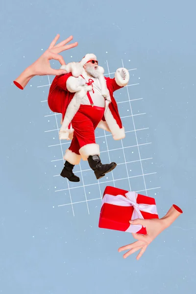 Vertikale Collage Bild Der Hand Finger Halten Kleine Weihnachtsmann Fuß — Stockfoto