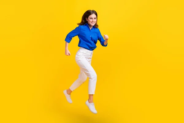 Foto Comprimento Total Senhora Muito Animado Usar Camisa Azul Saltando — Fotografia de Stock