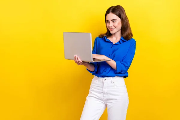 濃縮されたフォーカスの写真かわいいですウクライナ人女性使用Netbook Macbookスタンド空のスペースに黄色の色の背景に隔離 — ストック写真