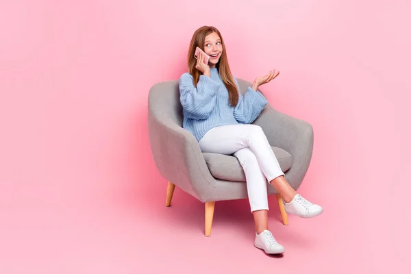 フルボディ写真のかわいい集中トーク電話会話見て空のスペース良い提案座る椅子ピンク色の背景に隔離 — ストック写真
