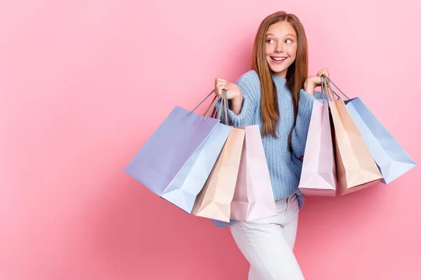 若い十代の女の子の子供の写真を保持スタックパッケージショッピングセンター見て空のスペース最高の選択割引ピンク色の背景に孤立 — ストック写真