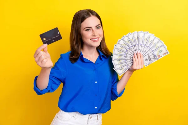 Neşeli Bayan Ofis Müdürünün Fotoğrafı Plastik Kart Parasının Sarı Arka — Stok fotoğraf