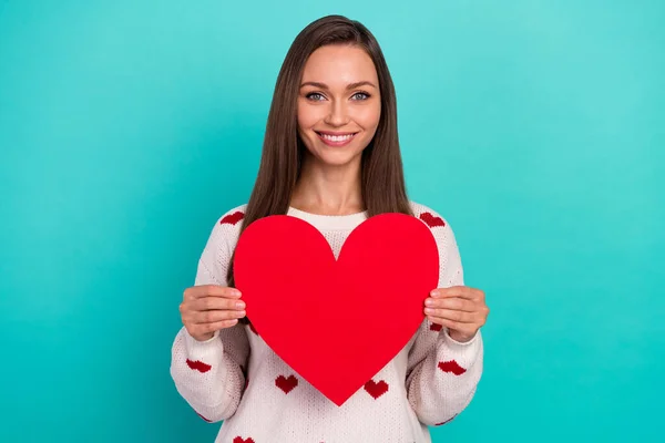 Foto Positivo Adorável Senhora Mãos Segurar Grande Cartão Vermelho Coração — Fotografia de Stock