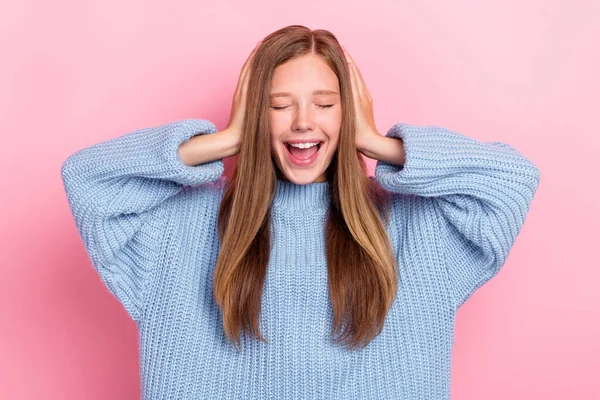 Photo Young Funny Stressed Screaming Teenager Girl Blue Knitted Sweater — Stock Photo, Image