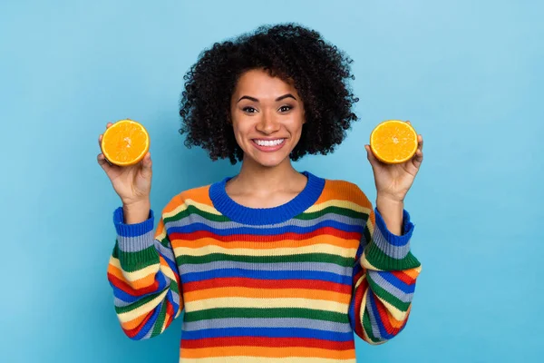 面白い巻き毛の女性の写真は 青の色の背景に隔離オレンジの摩耗プルオーバーを保持します — ストック写真