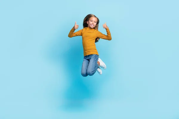 Полный Портрет Тела Веселой Девушки Прыжки Продемонстрировать Большие Пальцы Вверх — стоковое фото