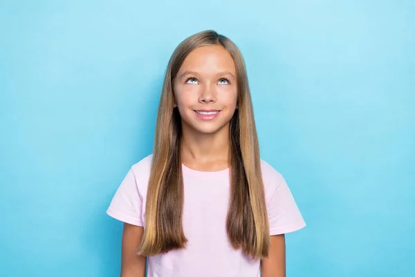 Портрет Гарного Настрою Маленької Дівчинки Прямою Зачіскою Одягнена Рожеву Футболку — стокове фото