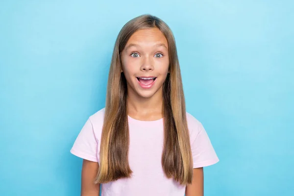 Πορτρέτο Του Χαρούμενα Εντυπωσιασμένος Κορίτσι Του Σχολείου Ευθεία Hairstyle Φορούν — Φωτογραφία Αρχείου