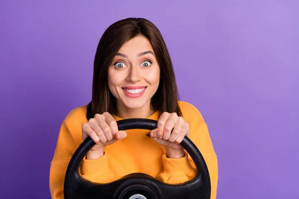 兴奋而积极的女士大眼睛的近照享受自己的新车修理公路移动车辆服务隔离在紫色的背景下 — 图库照片