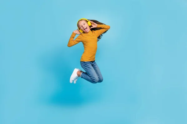 Teljes Test Fénykép Vidám Boldog Lány Jumping Kezek Érintse Fejhallgató — Stock Fotó