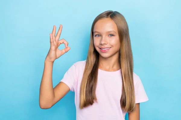 Portrét Optimistické Přátelské Malé Dívky Rovným Účesem Nosit Bílé Tričko — Stock fotografie