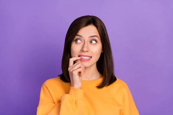 閉じる写真の若いかなりかわいい女性身に着けているオレンジ色のセーター一口爪神経Tothy外観好奇心空のスペース広告孤立した紫色の色の背景 — ストック写真
