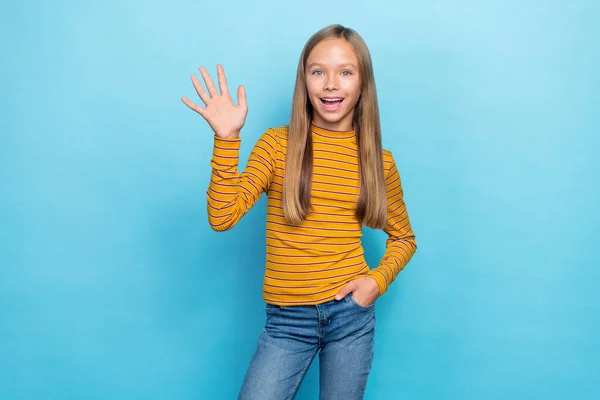 Mutlu Bir Kız Kolunun Portresi Mavi Arka Planda Izole Edilmiş — Stok fotoğraf