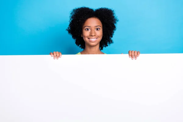 Photo Funky Chevelure Black Curly Hair Teenager Youngster Girl Hold — Stock Photo, Image