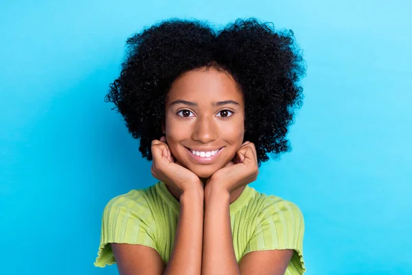 Retrato Dentuça Otimista Irradiando Menina Engraçada Com Chevelure Cabelo Verde — Fotografia de Stock