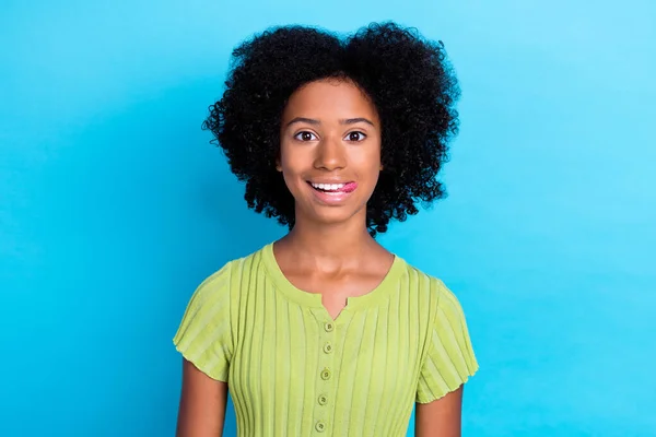 Şirin Iyimser Neşeli Kıvırcık Saçlı Kızın Portresi Mavi Arka Planda — Stok fotoğraf